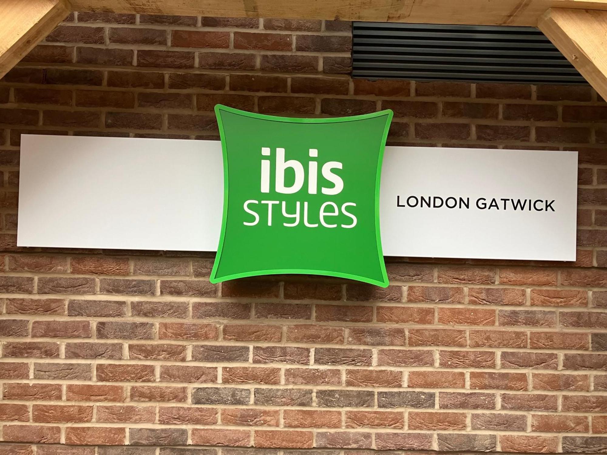Ibis Styles London Gatwick Airport Hotel Crawley  Eksteriør billede